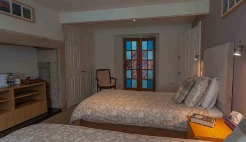 Habitación con 2 camas individuales, baño privado