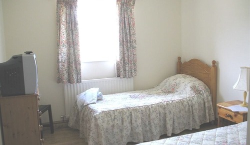 Habitación con 2 camas individuales, baño privado