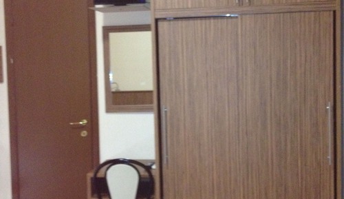 Habitación con 2 camas individuales, baño compartido