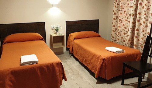 Habitación doble, 2 camas individuales, baño privado, en una planta alta