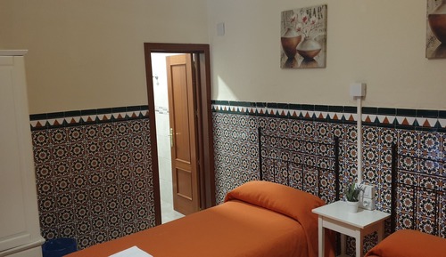 Habitación triple, 3 camas individuales, baño privado, planta baja