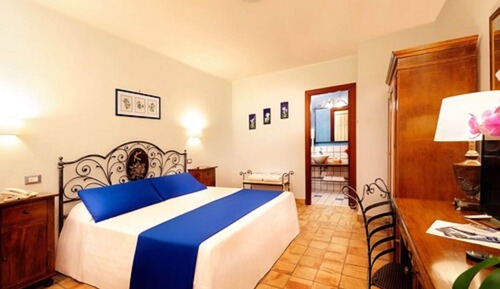 Habitación superior con 1 cama doble o 2 individuales, balcón