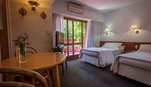 Habitación estándar con 1 cama doble o 2 individuales, 1 cama de matrimonio grande, balcón