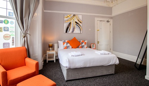 Habitación Confort doble, 1 cama de matrimonio grande, baño privado