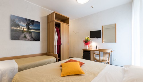 Habitación económica doble (with extra bed)
