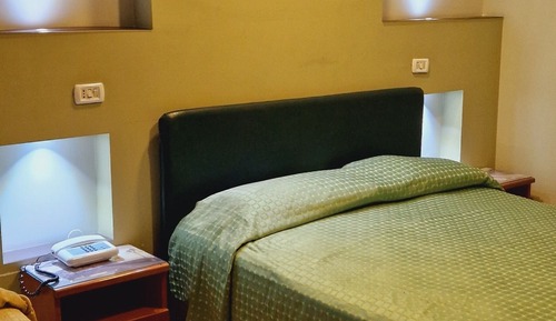 Habitación básica con 2 camas individuales