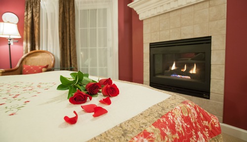 Victorian Rose / Hot Tub / Fireplace