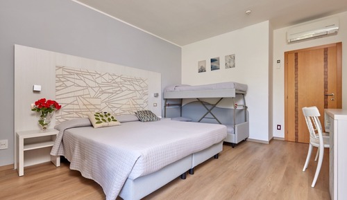 Habitación cuádruple estándar, balcón