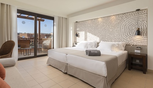 Habitación doble, vistas a la piscina (DBL12 | 2A1C)