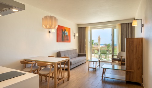 Suite Confort, balcón, vistas a la piscina (with balcony or terrace)