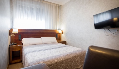 Habitacion doble pequeña de matrimonio.