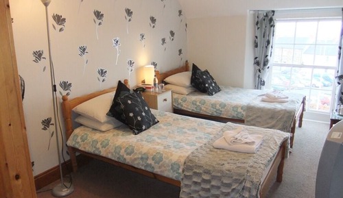 Habitación con 2 camas individuales, baño privado