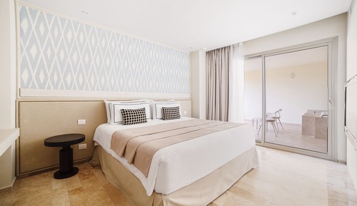 Superior Aluxes with Whirlpool bath