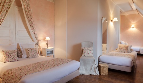 Family 2 to 4 people with vineyard view