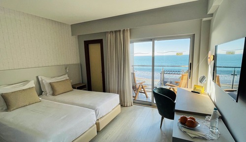 Habitación con 2 camas individuales, vistas parciales al mar