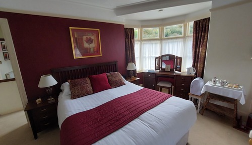 Habitación superior con 1 cama doble o 2 individuales, baño privado (Room 2, First Floor)