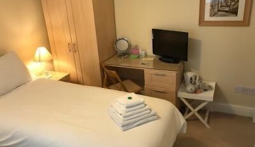 Habitación con 2 camas individuales, baño privado