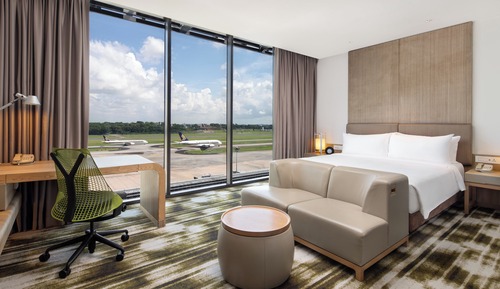 Habitación estándar, 1 cama de matrimonio grande (Runway View, High Floor)