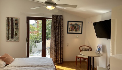 Estudio, balcón, vistas parciales al mar