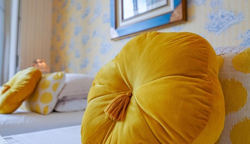 Habitación superior con 2 camas individuales, vistas al parque