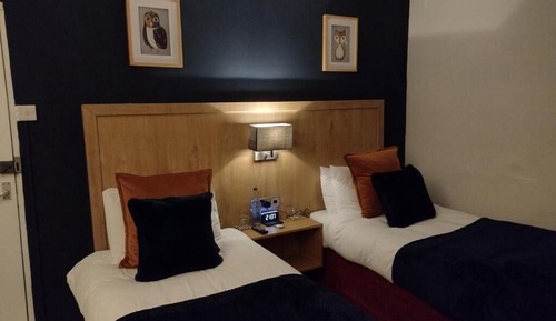 Habitación con 2 camas individuales, baño compartido (Budget)