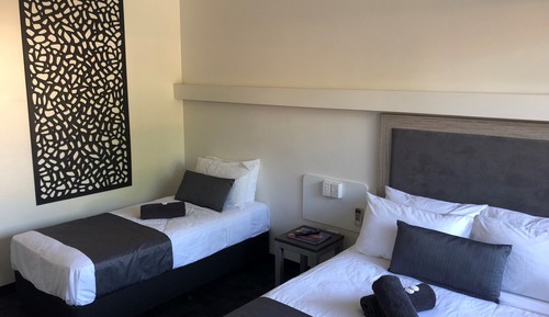 Habitación Deluxe con 1 cama doble o 2 individuales, varias camas