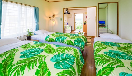 Habitación triple, vistas al mar