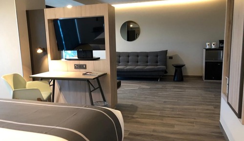 Suite, 1 cama de matrimonio grande con sofá cama