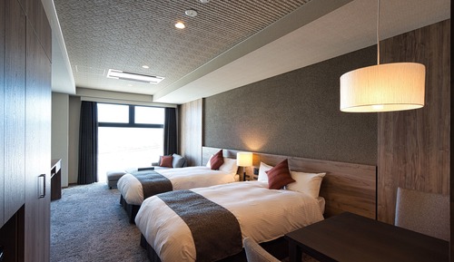 Habitación superior con 2 camas individuales, cocina básica, vistas a la montaña