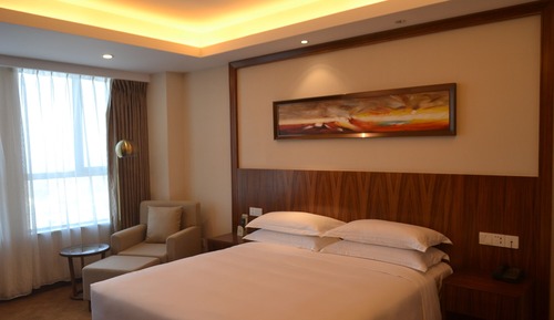 Deluxe Room, 1 King Bed, Non Smoking, Bathtub