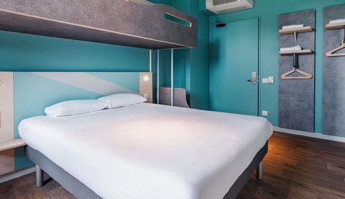 Habitación triple, varias camas