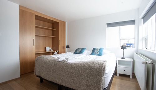 Habitación con 1 cama doble o 2 individuales, baño compartido, vistas al mar