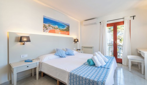 Habitación con 1 cama doble o 2 individuales, terraza, vistas a la piscina