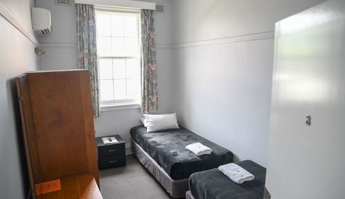 Habitación con 2 camas individuales, baño compartido