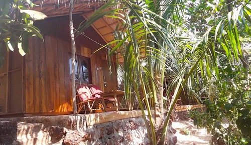 Basic Cottage, 1 King Bed, Smoking, Garden View