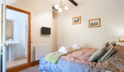 Habitación con 1 cama doble o 2 individuales, baño privado