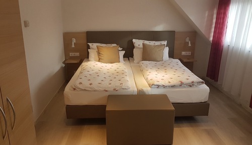 Habitación básica con 1 cama doble o 2 individuales, baño privado