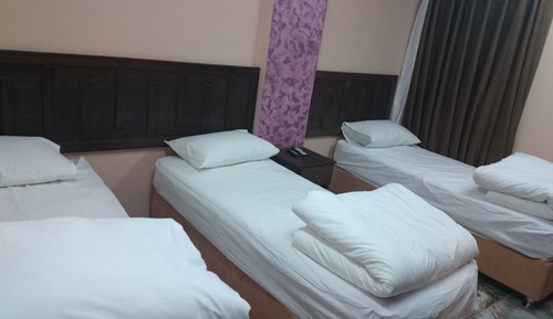 Habitación con 1 cama doble o 2 individuales, baño privado