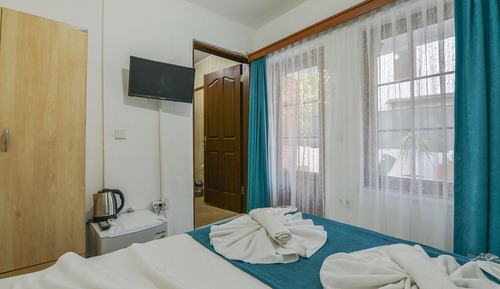 Habitación económica doble, en la zona del jardín