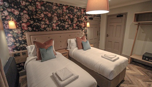 Habitación con 2 camas individuales, baño privado