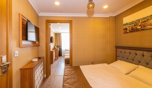 Connection Family Room, Balcony