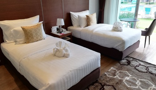 Premiere Twin Pool View