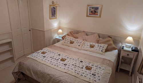 Habitación superior con 1 cama doble o 2 individuales, baño privado, vistas al jardín (Roses)