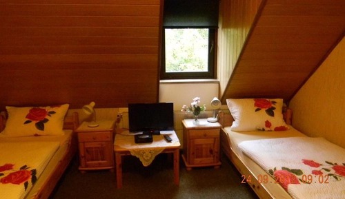 Habitación con 2 camas individuales, baño compartido