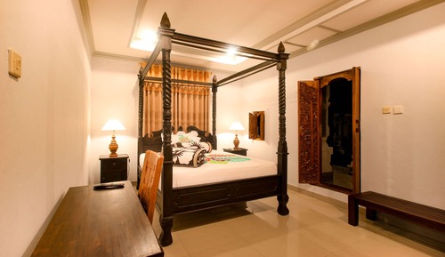 Balinese Suite with Bathtub