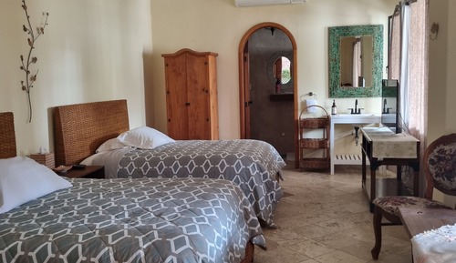 Habitación estándar, 2 camas de matrimonio, frigorífico, vistas al patio