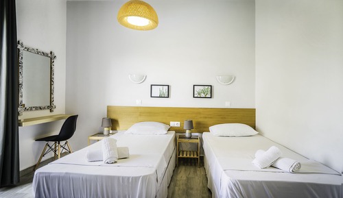 Habitación básica con 1 cama doble o 2 individuales, vistas parciales al mar