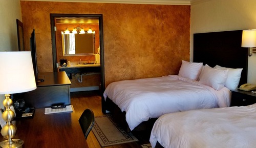 Habitación estándar, 2 camas de matrimonio, no fumadores (Two Queen Bed Handicap Accessible)