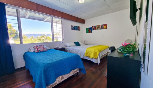 Habitación estándar con 1 cama doble o 2 individuales, baño compartido