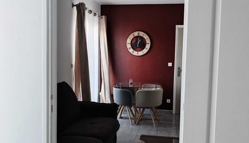 Apartamento familiar, 2 habitaciones, cocina básica, vistas a la ciudad